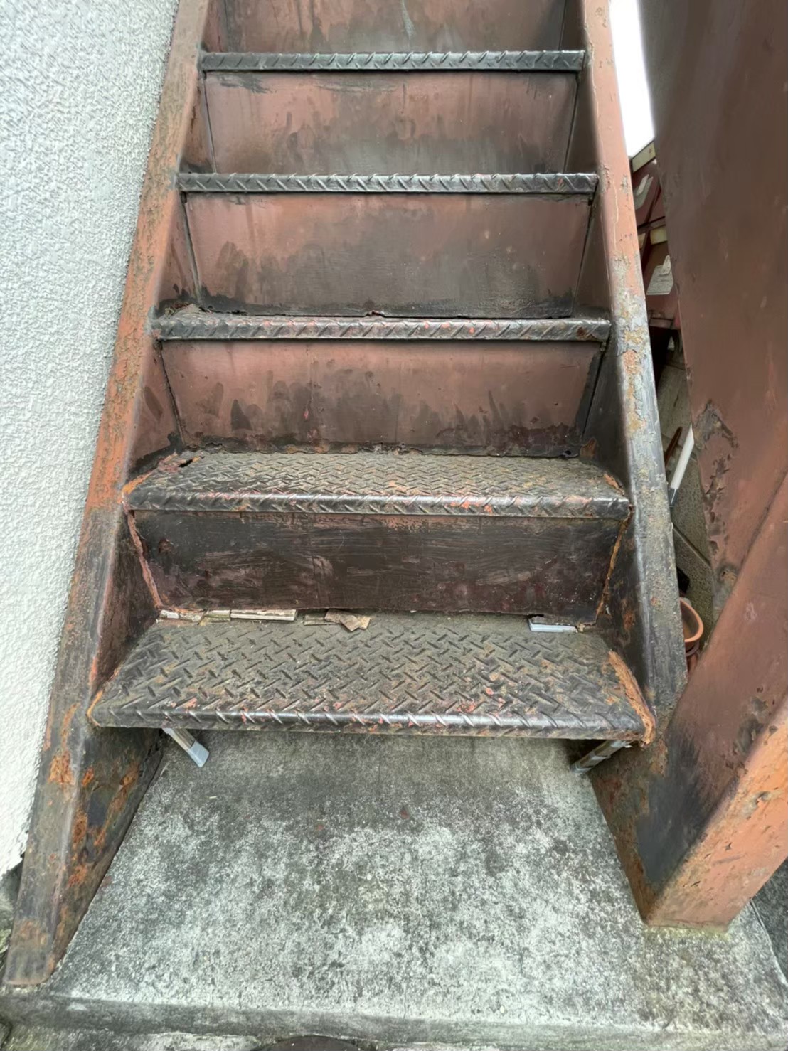 府中市で鉄骨階段の雨漏り予防のための塗装工事　施工前の写真